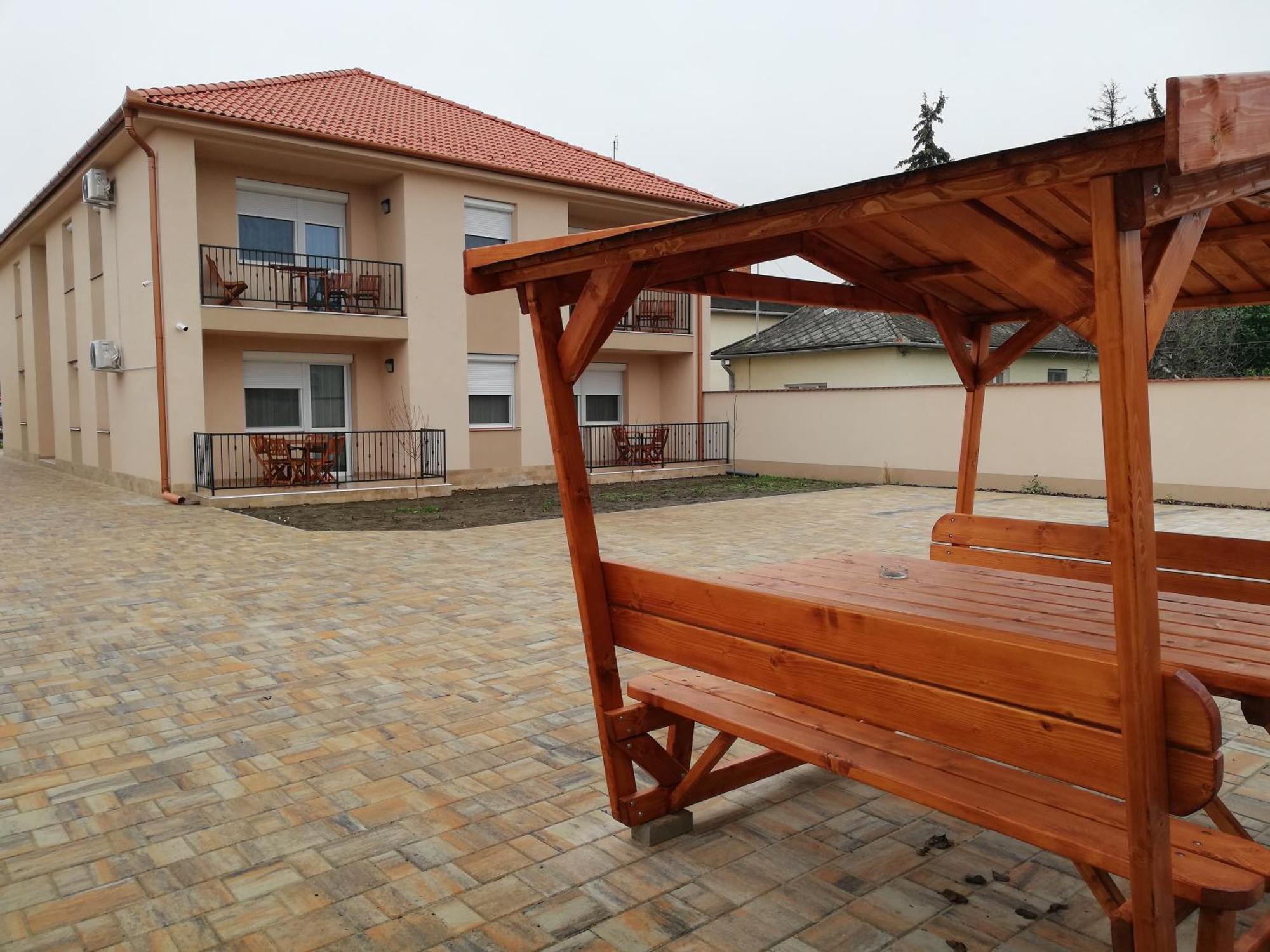 Imola Es Andrea Apartmanhaz 3 Hajdúszoboszló Exteriör bild